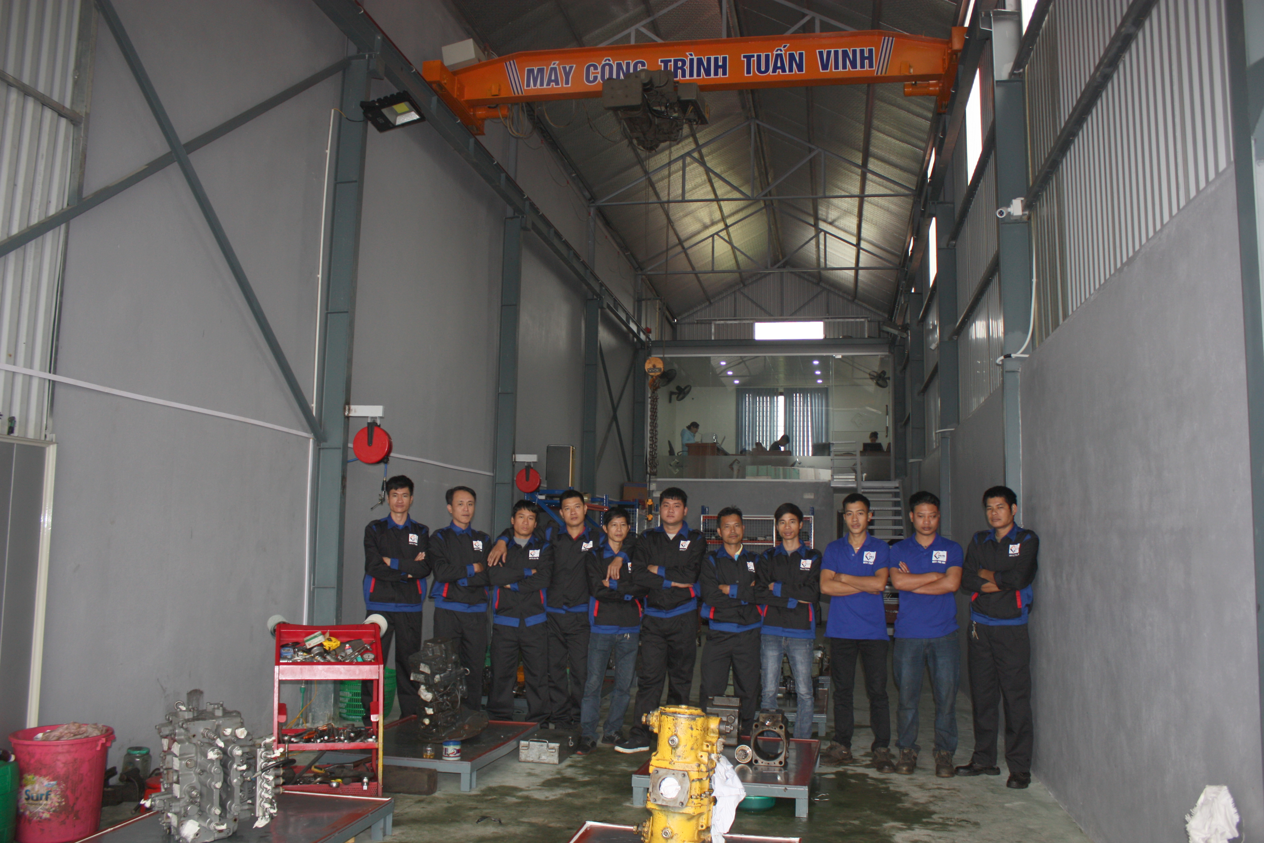 Đội ngũ các kỹ thuật của xưởng sửa chữa máy công trình Tuấn Vinh